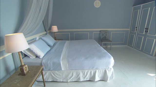 里约热内卢La Maison酒店的床上挂着一顶蚊帐。视频下载