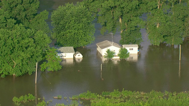 洪水包围了新奥尔良的房屋和树木。视频素材
