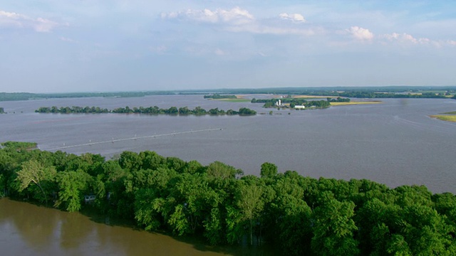 洪水包围了新奥尔良附近的一个农场。视频素材