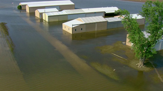 洪水包围了路易斯安那州农村地区的仓库。视频素材