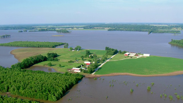 洪水包围了一个农场。视频素材