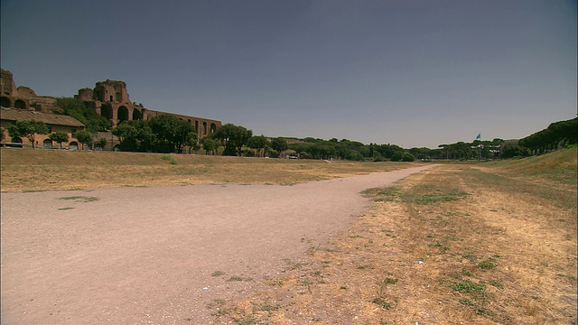 帕拉廷山上的废墟俯瞰着马克西姆斯马戏团的赛马场。视频下载