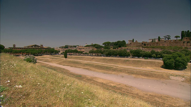 交通在罗马古老的马克西姆斯马戏团旁边的一条高速公路上移动。视频下载