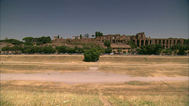 意大利罗马，马克西姆斯马戏团的一片有土路的田野。视频下载