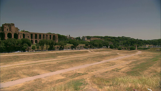 罗马古代遗迹和大竞技场之间的交通往来。视频下载