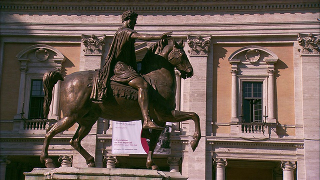 意大利罗马坎皮多里奥广场(Piazza del Campidoglio)，马库斯·奥里利乌斯(Marcus Aurelius)雕像后面挂着一个宣传标志。视频下载