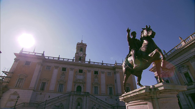 阳光从位于罗马坎皮多里奥广场(Piazza del Campidoglio)的卡皮多里奥博物馆(Capitoline Museum)后面照射下来，旁边是马可·奥里利乌斯(Marcus Aurelius)的雕像。视频素材