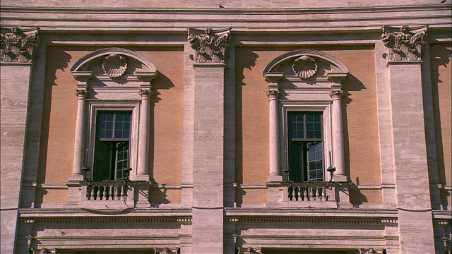 意大利罗马坎皮多里奥广场(Piazza del Campidoglio)的壁柱分开了华丽的窗户。视频下载