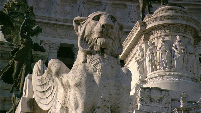 在罗马，一尊狮子的雕像装饰着一座建筑物。视频素材