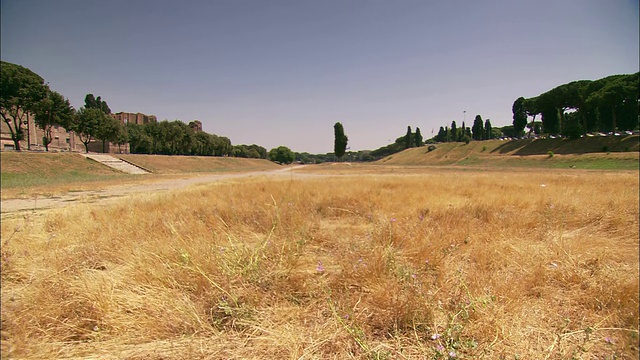 金色的草茬覆盖着一片田野，这里是古罗马竞技场的赛车场。视频下载