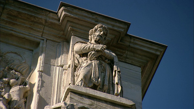 一尊雕像矗立在罗马君士坦丁拱门的柱子上。视频素材