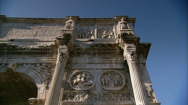 罗马君士坦丁拱门上的雕像矗立在高高的柱子上。视频素材