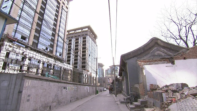 现代化的高楼大厦在小巷的瓦砾堆旁边。视频素材