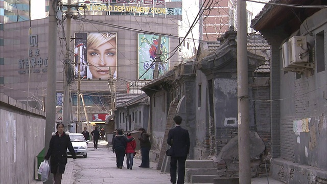 行人走在北京一条狭窄的小巷里。视频素材