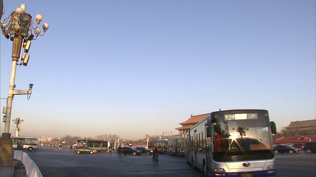 在北京，城市公共汽车与自行车和摩托车共享道路。视频素材