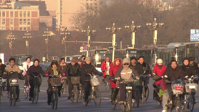 自行车交通在北京穿梭。视频素材
