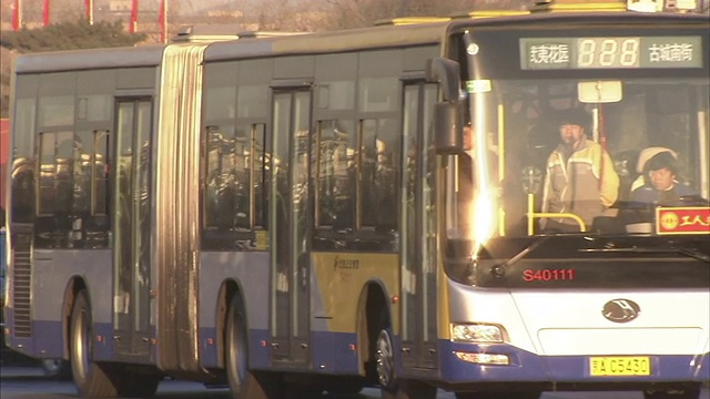 自行车、公共汽车和其他交通工具在北京穿梭。视频素材