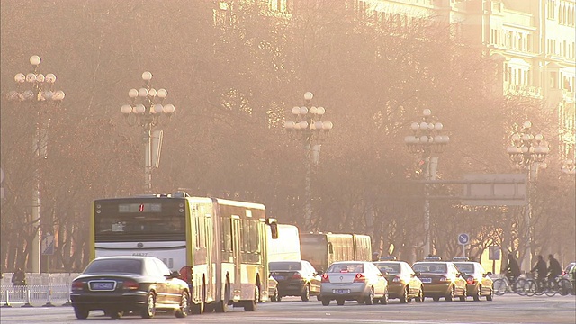 在北京，一辆市内公共汽车与其他交通工具汇合了。视频素材