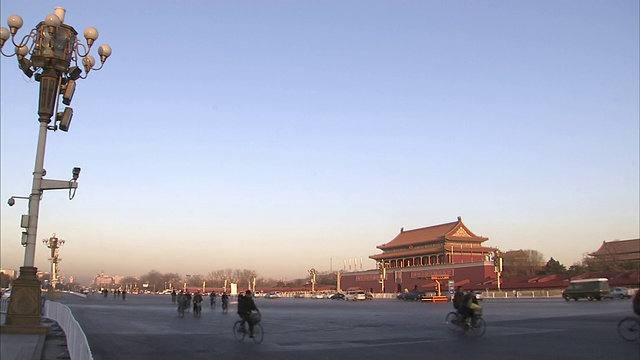 自行车和其他交通工具经过北京的紫禁城。视频素材