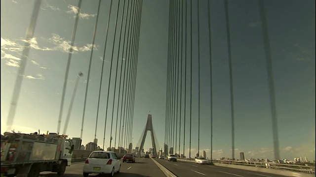交通穿过澳大利亚悉尼澳新军团桥。视频素材