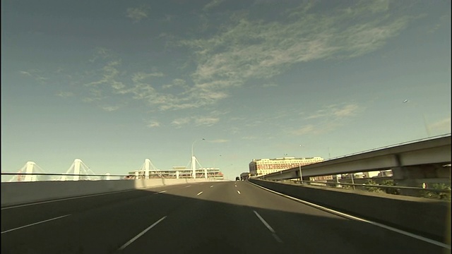 在悉尼，一条高速公路经过一座桥和大型多层建筑。视频素材
