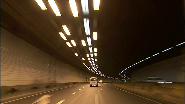 在悉尼，交通流量通过一条照明隧道。视频素材