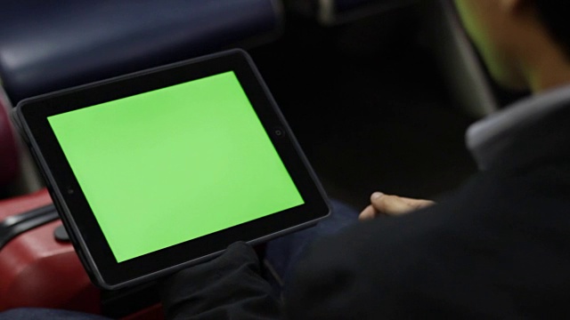 使用平板电脑绿色屏幕的肩拍视频素材