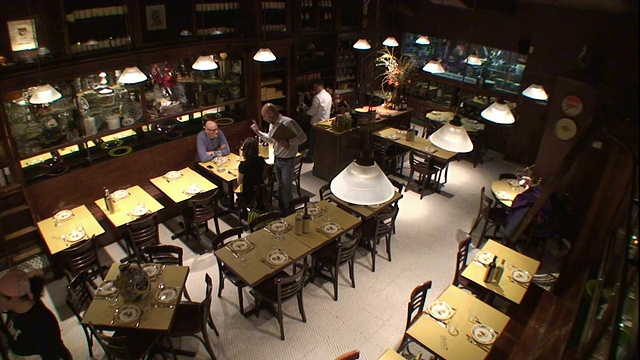 在一家高档餐厅，服务员为一对夫妇的餐桌上提供开胃菜。视频下载