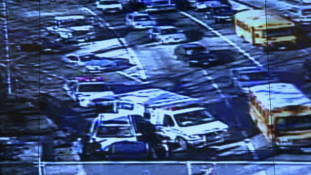一个安全摄像头显示了纽约市拥挤的交通和一场小交通事故。视频素材
