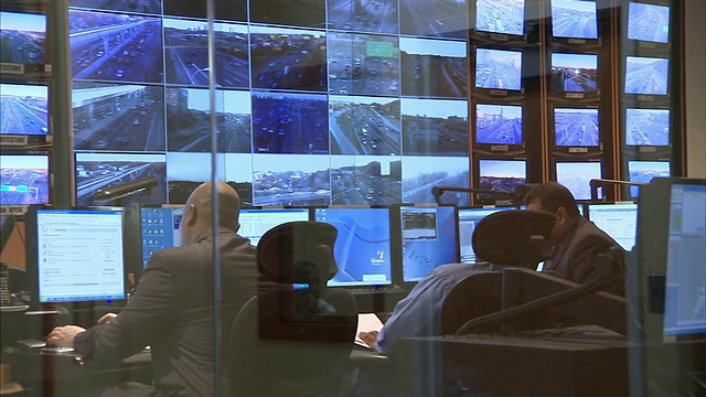 技术人员在纽约市的一个运输控制和监控室工作。视频下载