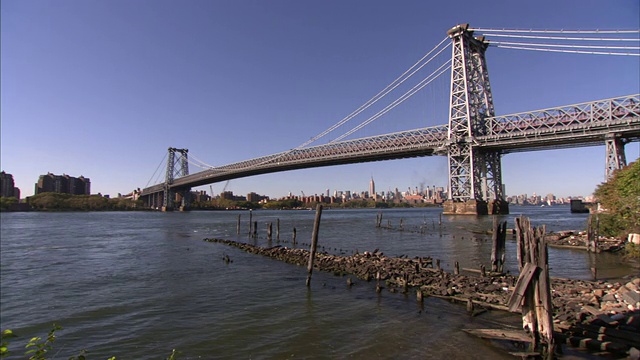一座吊桥横跨在纽约皇后区附近的一条河上。视频素材