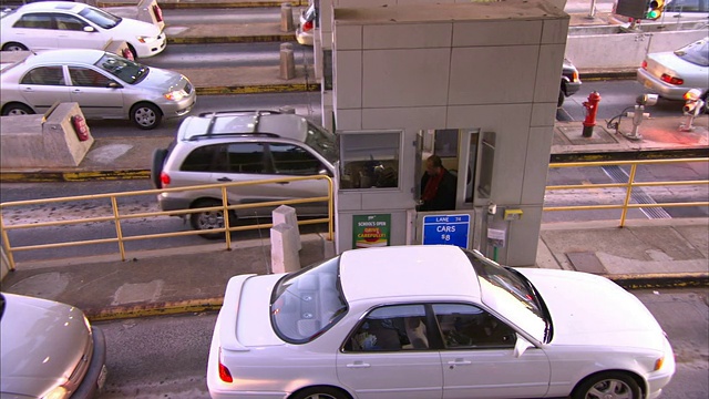 车辆通过纽约市的收费站。视频素材