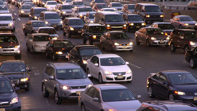 交通拥挤时车辆会变换车道。视频素材
