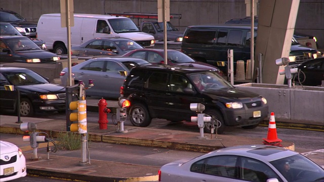 汽车通过纽约市的收费站。视频素材