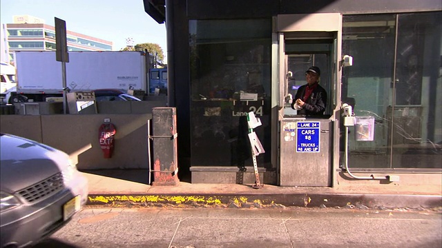 通勤者在收费亭前停车付过路费。视频素材