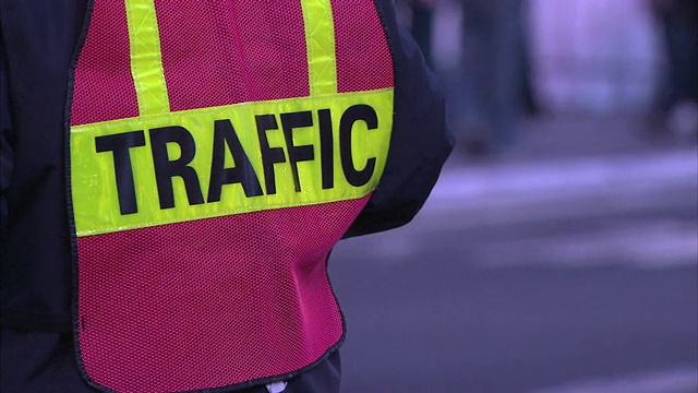 一名交警站在纽约市拥挤的交通中。视频素材