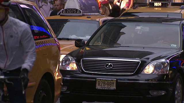 行人、出租车和其他交通繁忙的车辆在纽约市穿梭。视频素材