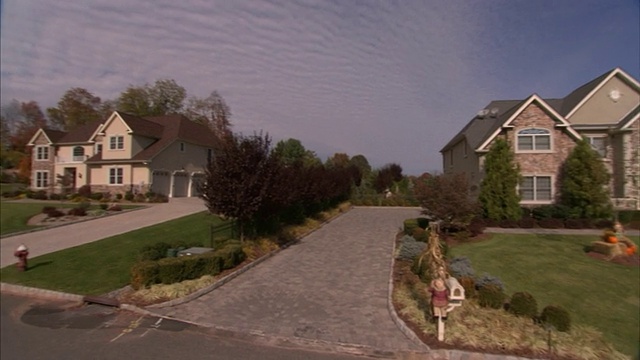 波纹状的云漂浮在郊区社区的上空。视频下载