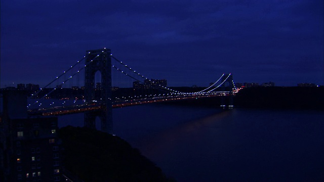 纽约市附近的一座桥上灯火闪烁。视频素材