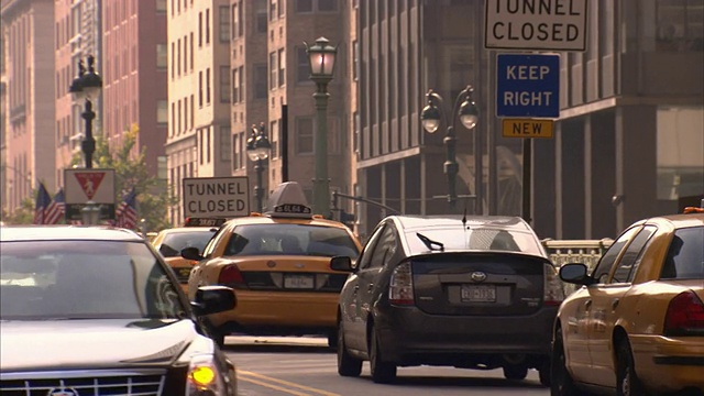 出租车和其他车辆在纽约市繁忙的街道上行驶。视频素材