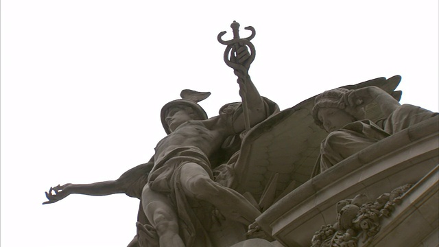 在纽约市一座建筑物的顶部，有一座希腊神墨丘利的雕像。视频下载