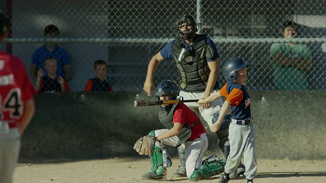 美国犹他州的福克，棒球投手投出一个好球视频素材