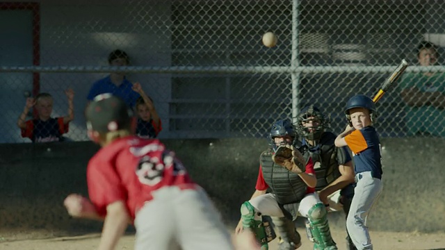 棒球击球手击球和奔跑的宽跟踪击球/美国，犹他州，美国视频素材