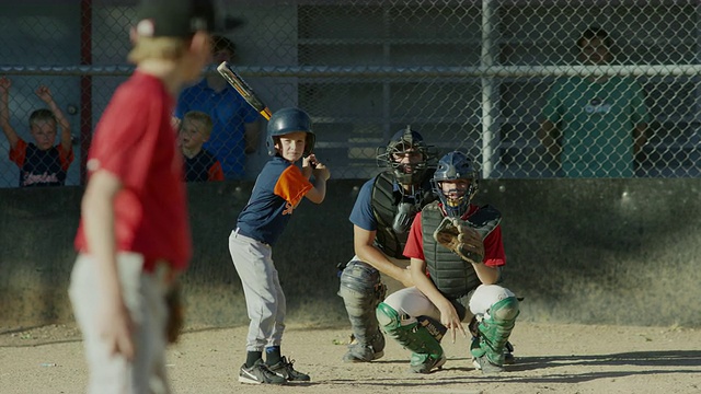 美国犹他州的福克，棒球投手投出一个好球视频素材