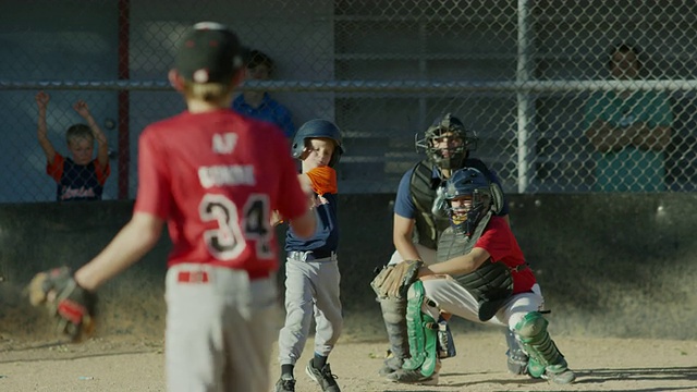 棒球投手向美国犹他州的美国人投出一击的宽慢动作击球视频素材