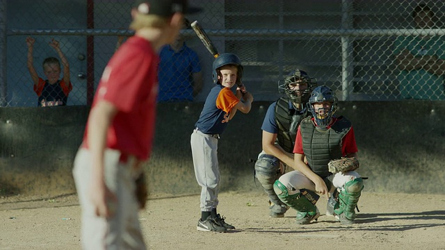 棒球击球手击球和跑步的宽平移击球/美国，犹他州，美国视频素材