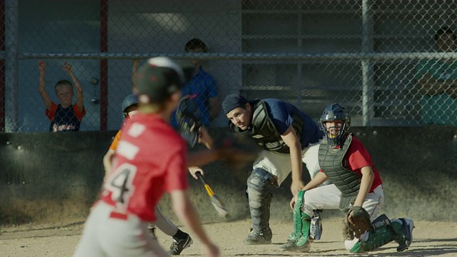宽慢动作摇摄棒球击球手击球和运行/美国，犹他州，美国视频素材
