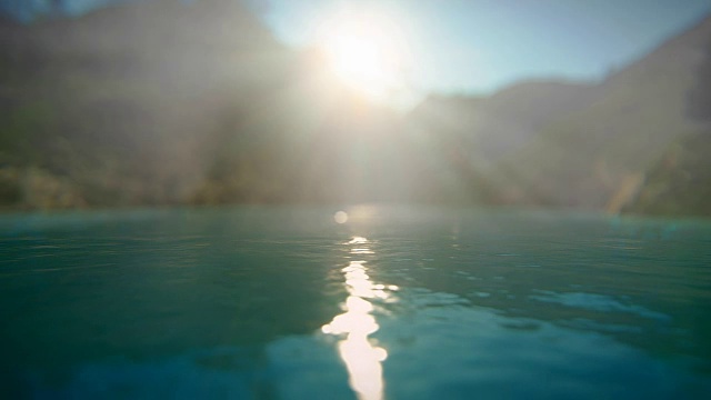 太阳在散光的湖面上视频素材
