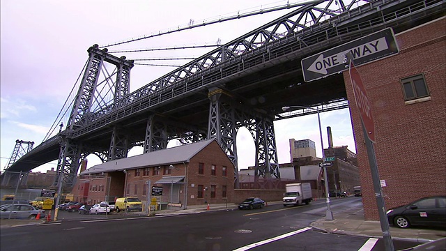 送货卡车在曼哈顿天桥下的布鲁克林街道上快速行驶。视频下载