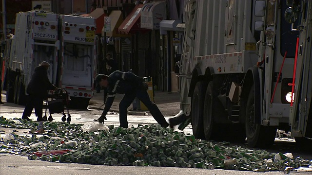 城市维修工人把垃圾和其他杂物装进塑料袋。视频素材